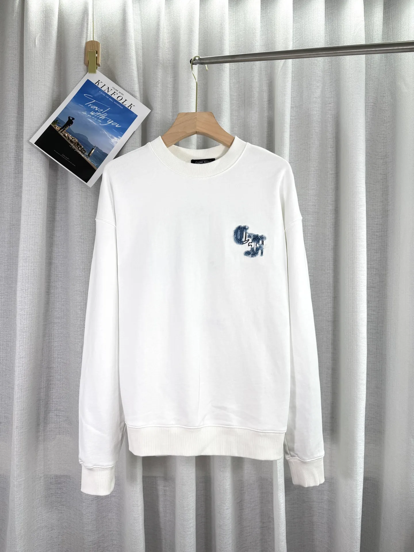 P260 top version, real shot without P, ​​different from market currency) 𝗖𝗵𝗿𝗼𝗺𝗲 𝗛𝗲𝗮𝗿𝘁𝘀/Cro Heart 2025 Patch Embroidery Autumn and Winter New Original Single Counter American Acid Washed Distressed Laser Burnt Patch Embroidery Couple Casual Sweater 👑The highest version! Customized fabric 440g tripe terry fabric! American acid-washed and distressed original fabric laser burnt ✟appliqué embroidery and exquisite embroidery of letters! The best-selling model in the counter, very comfortable to wear. Accessories: original molded and authenticated collar label➕100% silk wash label. Genuine purchase-grade original hangtag➕matching hanging rope➕3D hanging beads➕original packaging bag. Craftsmanship: The original version has consistent wiring! The highest version of the armhole matching technique! Color: White Black Size: S M L XL Style Number: 25-309